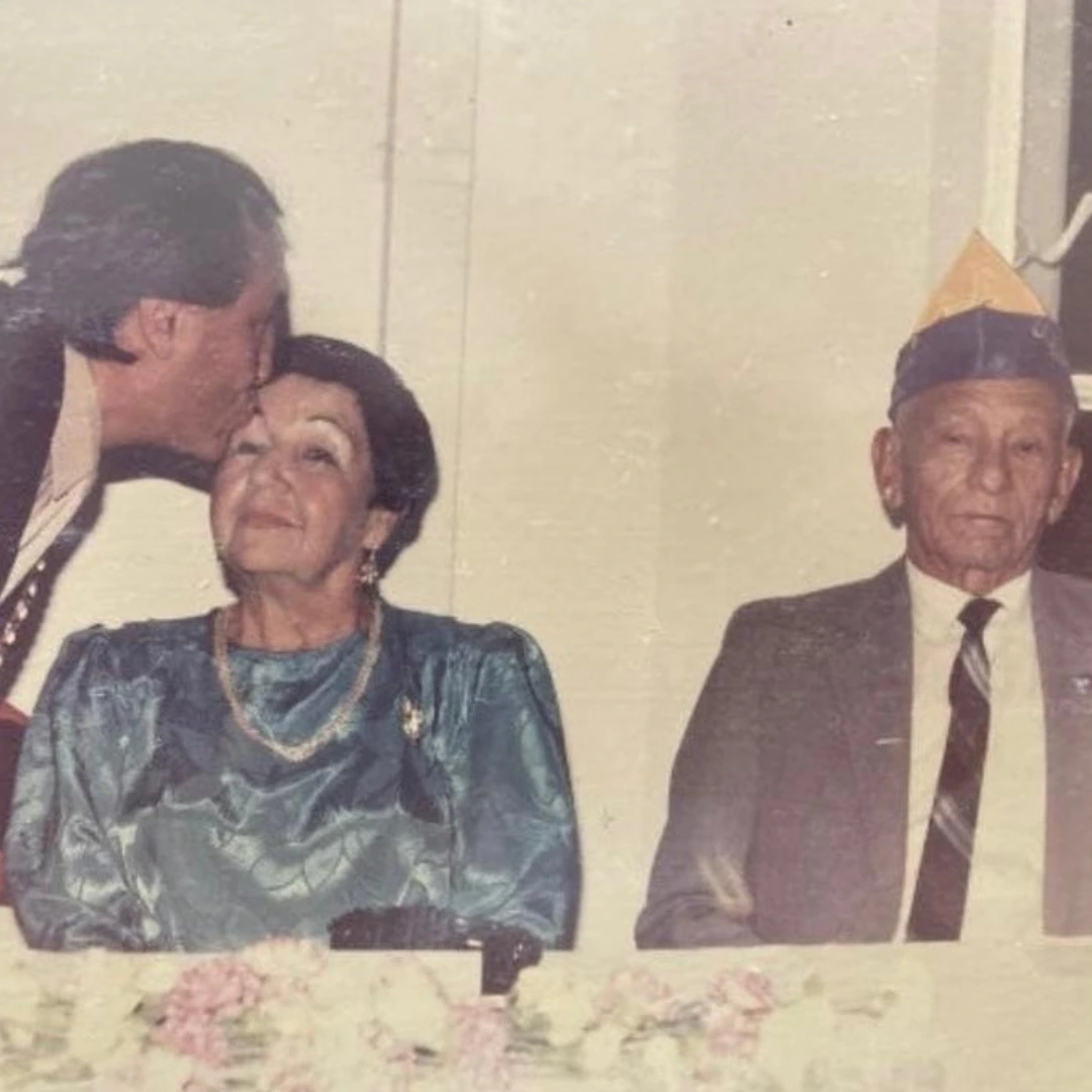 Con sus padres